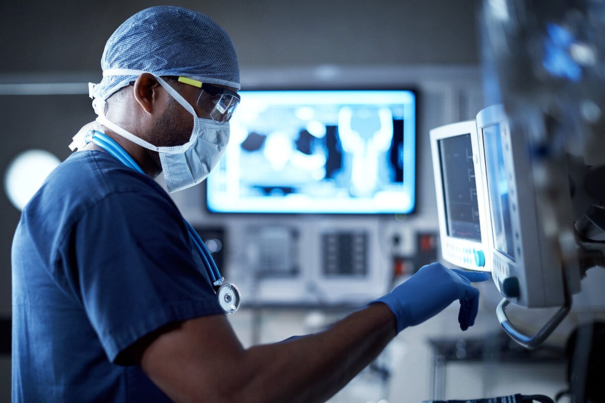  Ein Chirurg in einem Krankenhaus setzt einen Computer ein, um seine medizinischen Aufgaben zu unterstützen