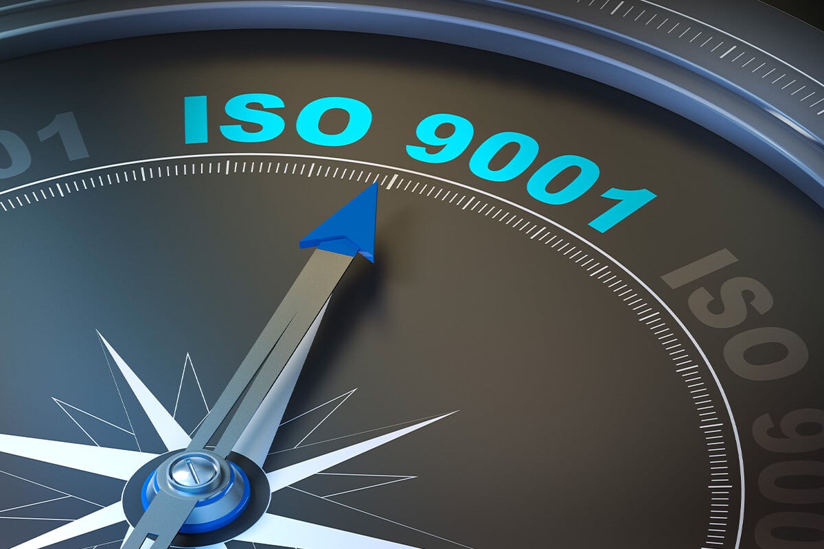 eine Kompassnadel zeigt in Richtung ISO 9001