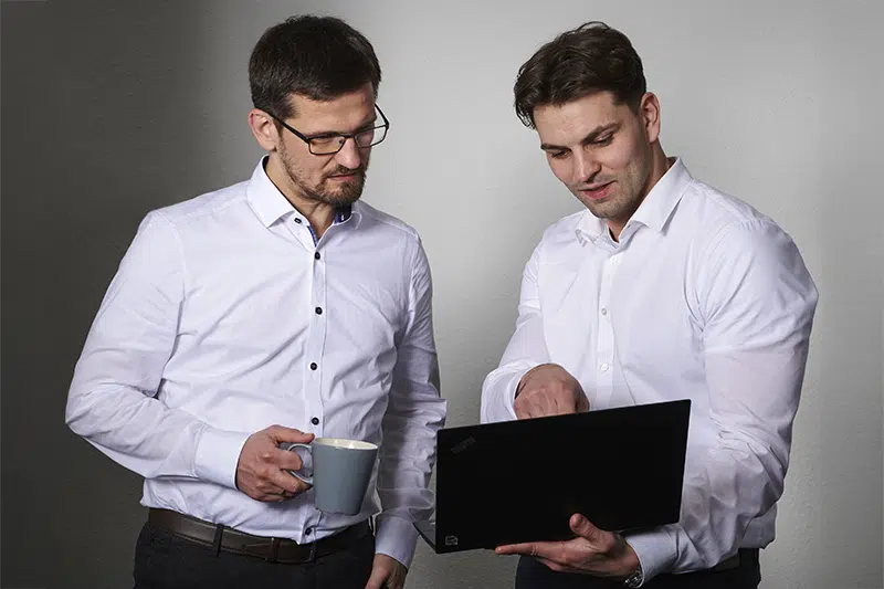 AdobeStock_1503928794_Preview Experten von QMH sprechen über ein praxisnahes Seminar oder Training für Fach- und Führungskräfte